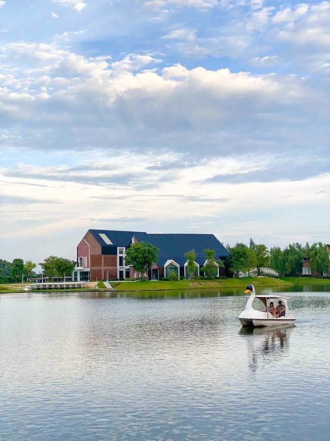 Saksiam Lakeside Resort Nonthaburi Exterior photo