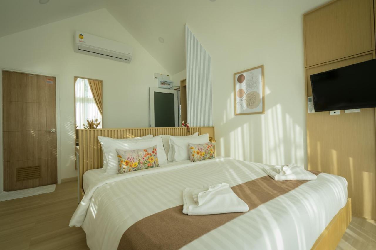 Saksiam Lakeside Resort Nonthaburi Exterior photo